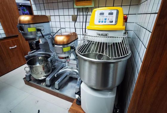 4.5kw頑丈な螺線形のこね粉ミキサーの二種速度のステンレス鋼のこね粉ミキサー ボールの格子の50のKg