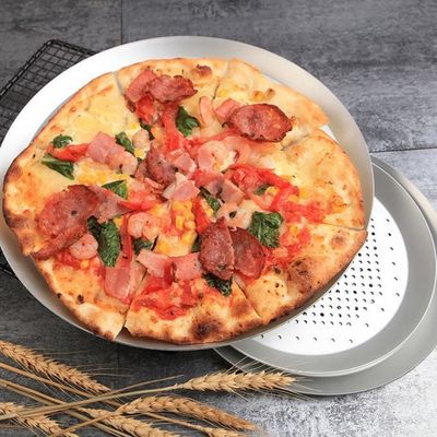 打ち抜かれたアルミニウム焼ける皿の円形は懸命に16インチ穴があいたピザ皿を陽極酸化した