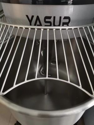 4.5kw頑丈な螺線形のこね粉ミキサーの二種速度のステンレス鋼のこね粉ミキサー ボールの格子の50のKg