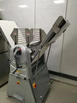 500mmのパン屋のこね粉のSheeter機械Yasur 0.75kwのRevisable頑丈なこね粉のローラー