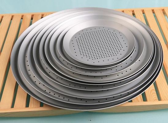 打ち抜かれたアルミニウム焼ける皿の円形は懸命に16インチ穴があいたピザ皿を陽極酸化した